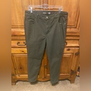 Old Navy Rockstar hi rise super skinny secret smooth pockets Corduroy olive pant